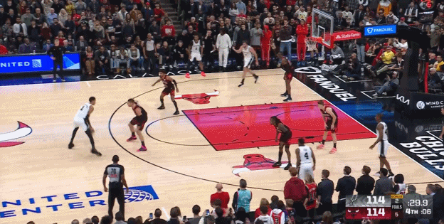 太吓人了，马刺121-117险胜公牛，这场比赛文班亚马这个球太吓人了，公牛全队都