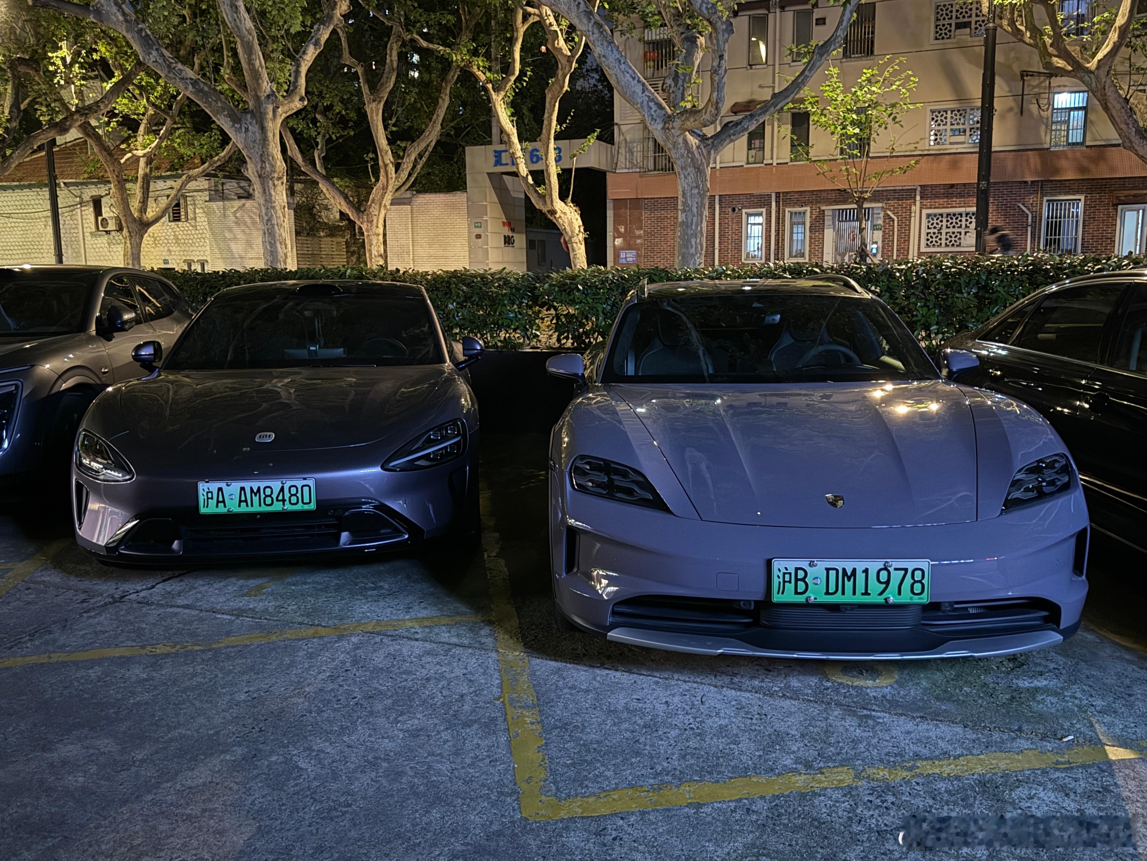 大家是不是觉得两个车现在不是很像了？ 