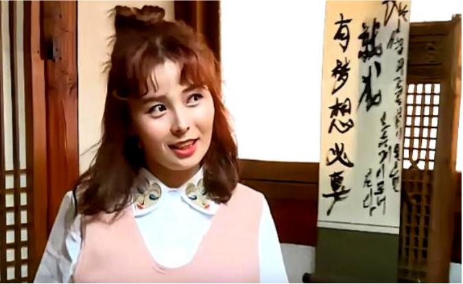 2014 年，朝鲜女兵林智贤脱北到了韩国，摇身一变成了网红，靠讲 “朝鲜生活” 
