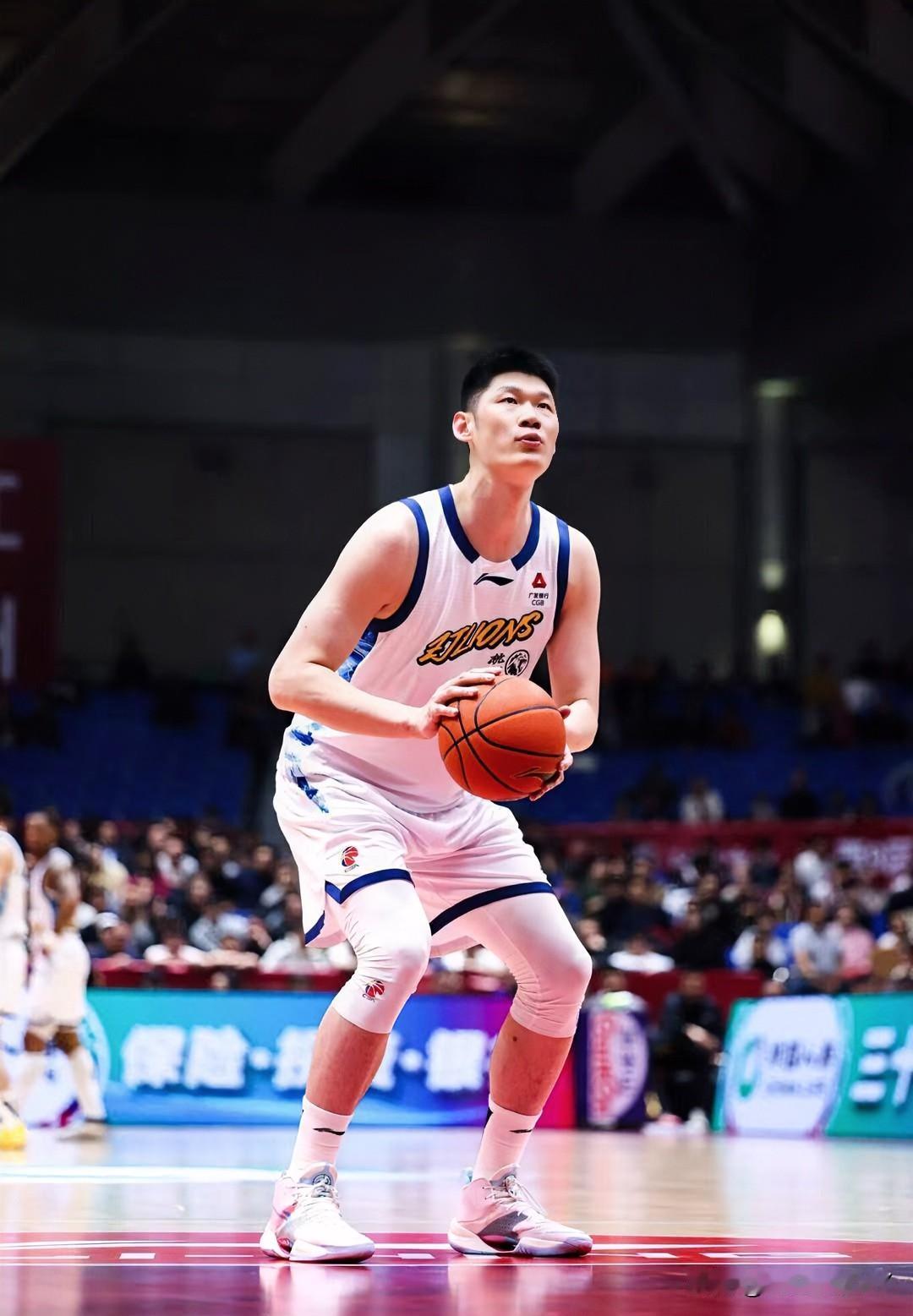 胡金秋最幸运的事，
估计就是没有伤到骨头，
不过为了确认伤情他还需要做
核磁检查