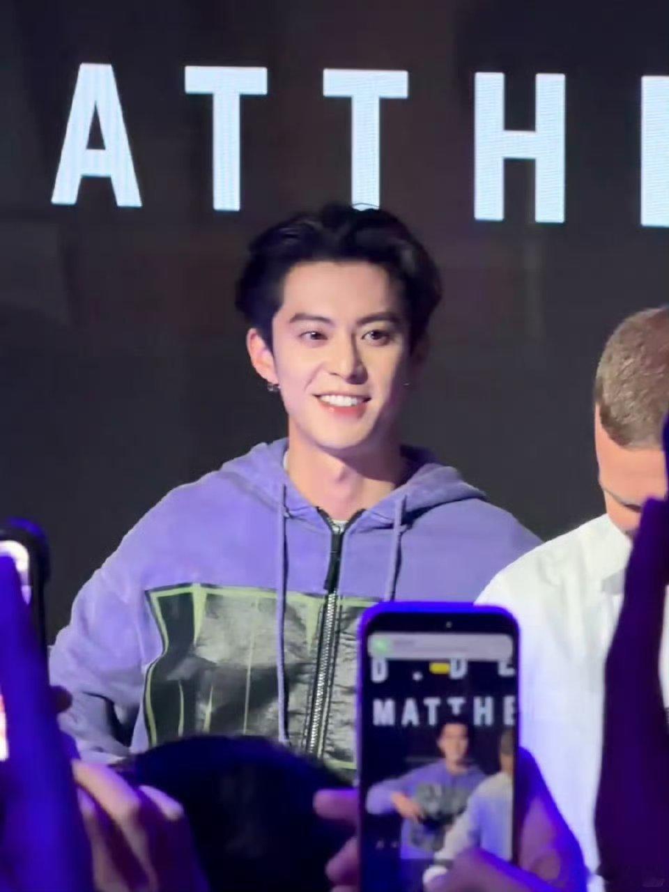 王鹤棣在路人镜头里没输过这也太帅了吧，棣棣这颜值，路人镜头都变大片了！期待《大奉