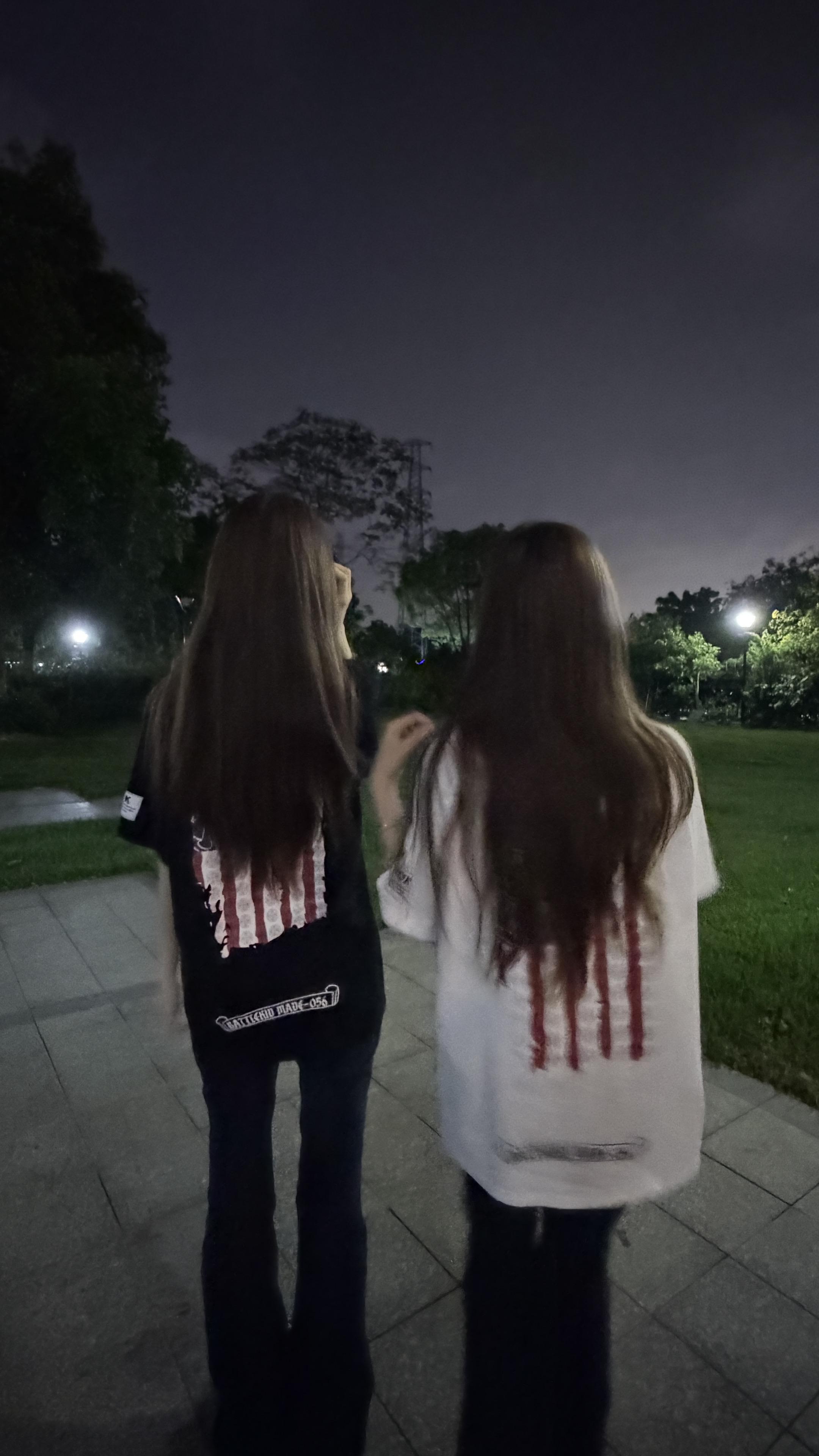 那年我素颜朝天 你说我怎么样都好看 或许是年纪轻轻也或许是情谊深