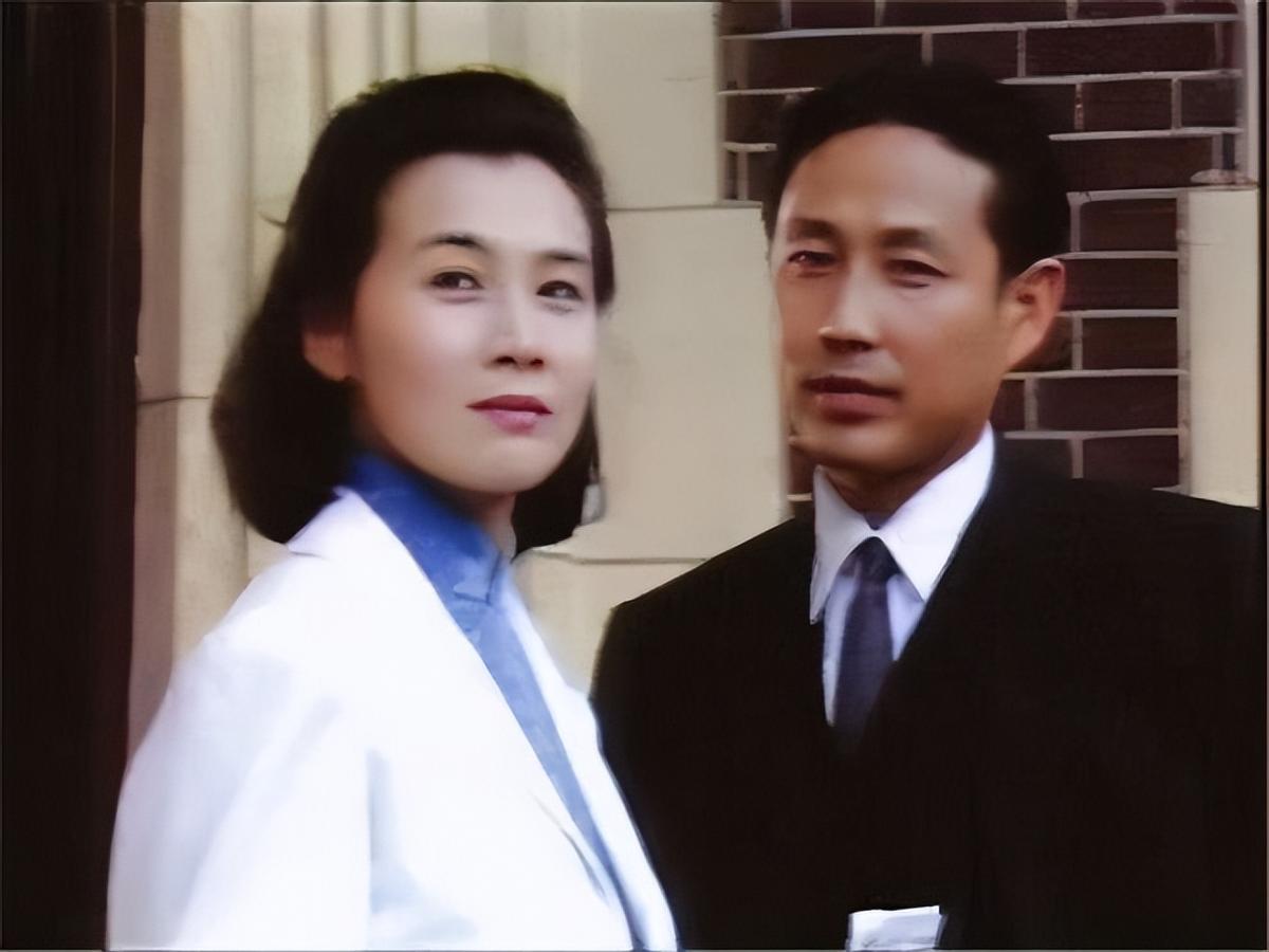 她是陈道明一生的痛，刚捧起金鹰奖杯就被查出重疾，走时孩子才两岁，陈道明在告别仪式