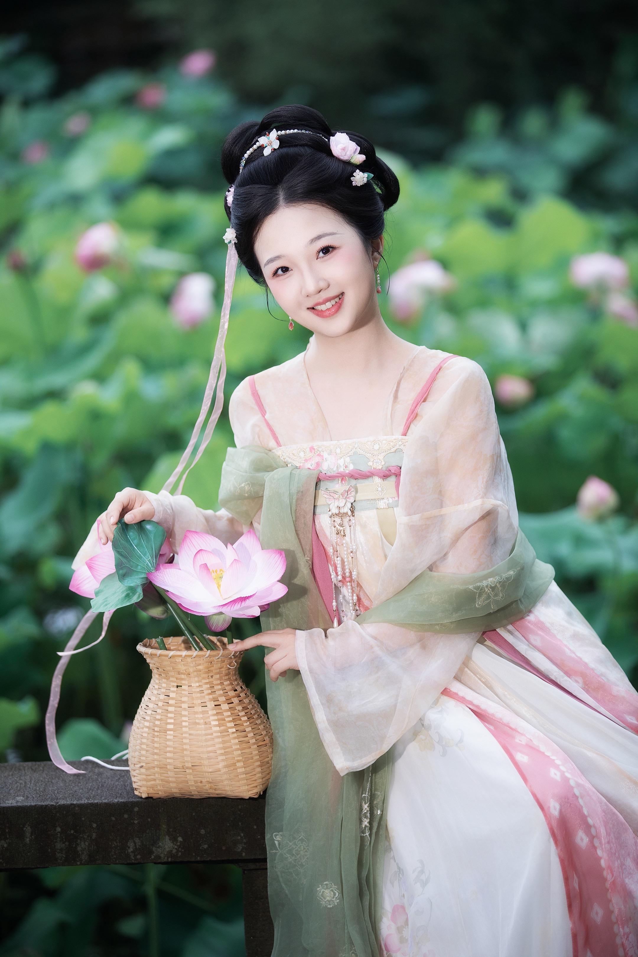 “莲叶何田田”阴雨天拍的荷花写真也超甜～