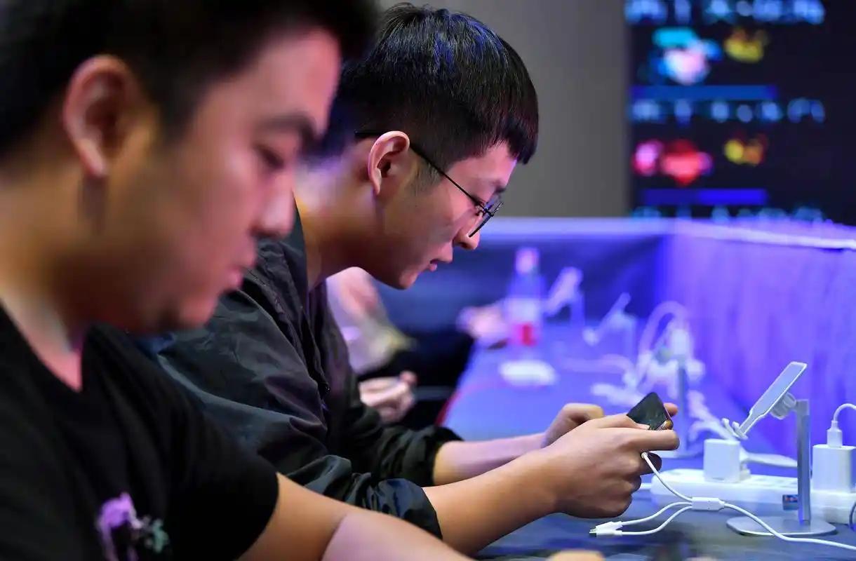 我坚决认为应该禁止孩子玩网络游戏。现在很多家长都哭诉，孩子沉迷手游后厌学暴躁、偷