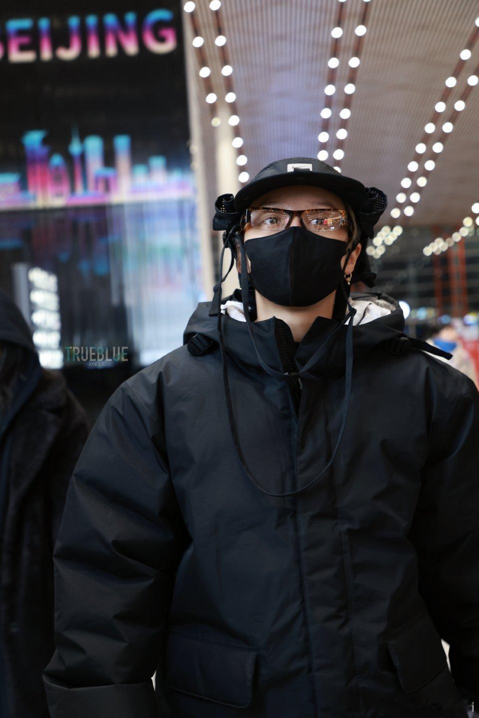 刘雨昕参加央视跨年演唱会的录制，穿的好厚啊小面包