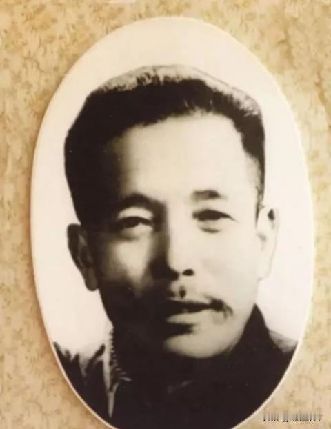 1955年，一个走江湖的男子故意让毒蛇咬自己的舌头，等蛇释放完毒素后，他一口咬下