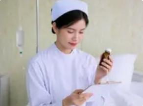 护士晒男友替班贴药瓶标签，医院怒批“脑子有问题”：这不是秀恩爱，是拿生命当儿戏！