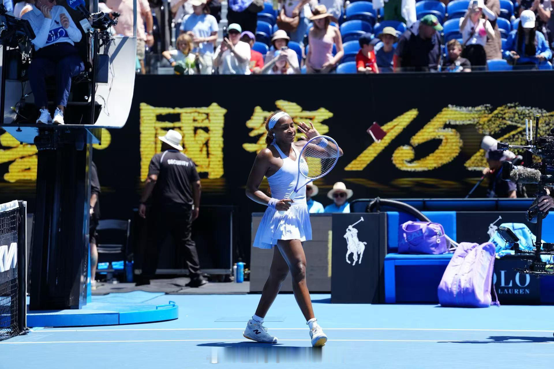 Coco美图来袭澳网2026 女单首轮，赛会3号种子高芙6-2/6-3速胜拉希莫