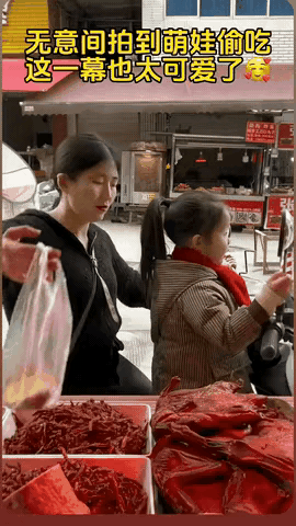 趁妈妈正在买熟食之际，孩子偷吃了一口烤鸭摊上面的烤鸭，遇到了这种情况，应该怎么办