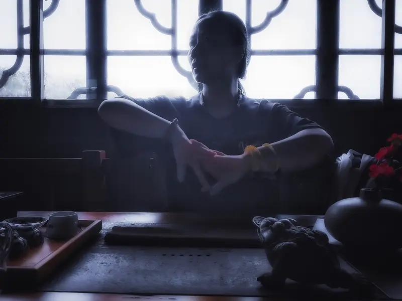 咏春

冰消春风暖，莺影柳丝倾。
桃颜先觉雨，郊野欲披霞。
造化千林月，耕耘万树