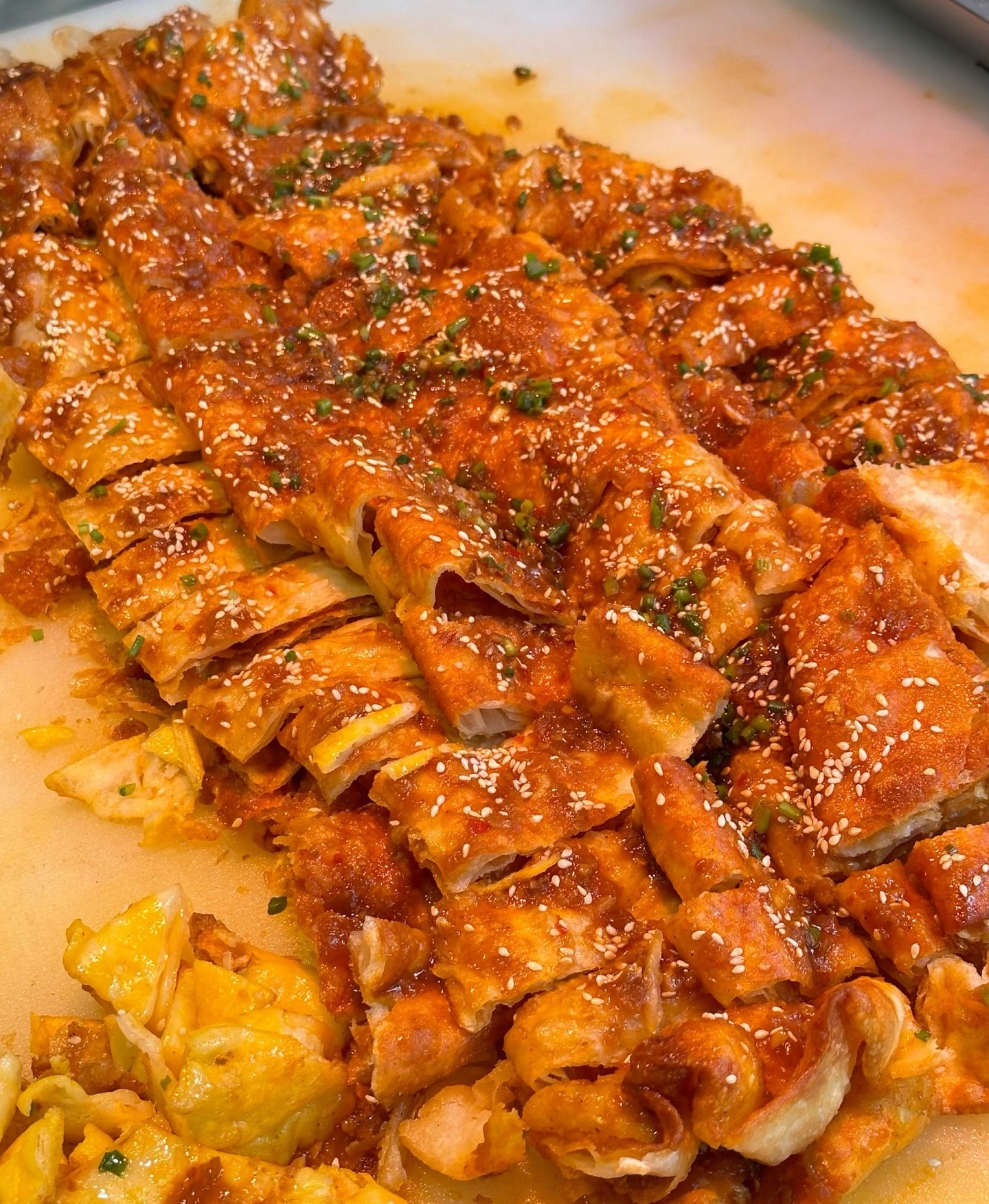 感觉不像啊，酱香饼是扁平的，没有那么蓬，酱香饼真的好吃啊特别香香的 