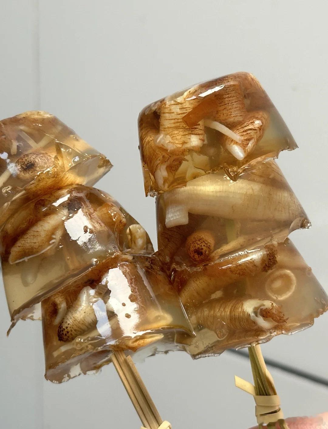 看着像虫吃着像虫其实就是虫第一次去厦门的时候就被朋友忽悠吃了一个，吃完才告诉是虫