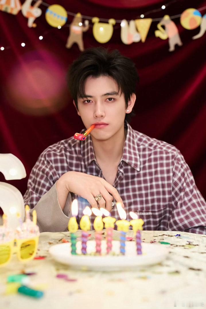 演员陈飞宇生日快乐，电影今年能上一大半：影《见春天》饰魏清越影《谜一样的双眼》黄