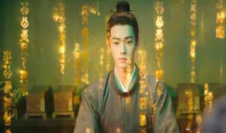 《子夜归》最新剧情，如在心口凿开缝隙，让观众心也跟着漏风。梅逐雨，端坐灯下，手持