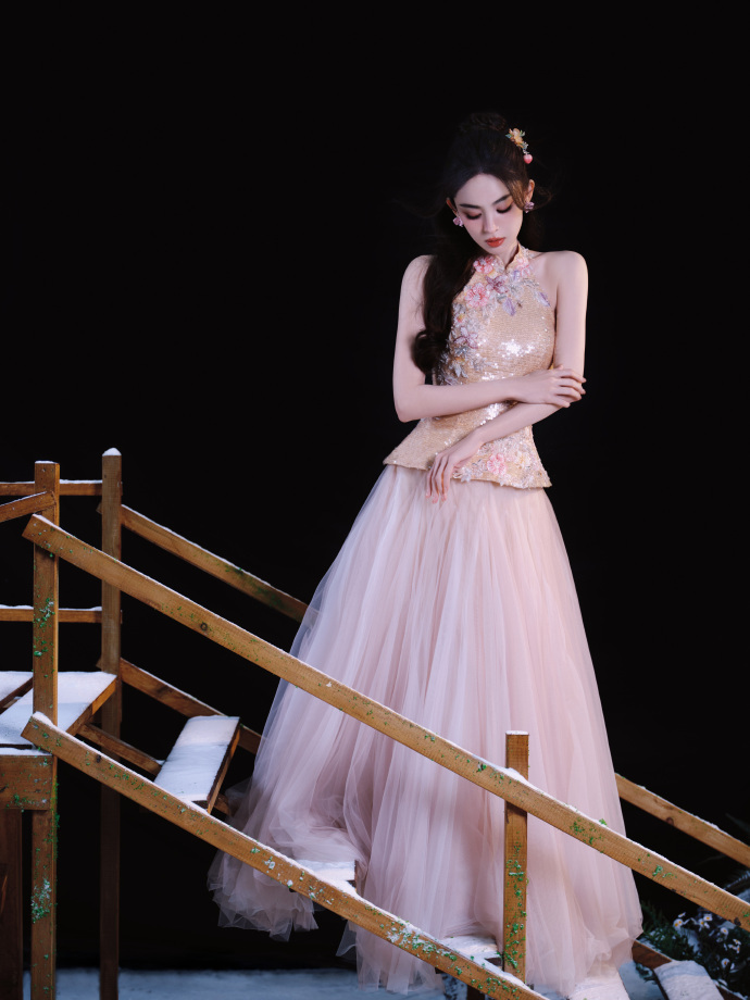 两个版本的娜扎娜扎造型可塑性超强，不同版本的她各有惊艳魅力，反差感拉满又都美得直