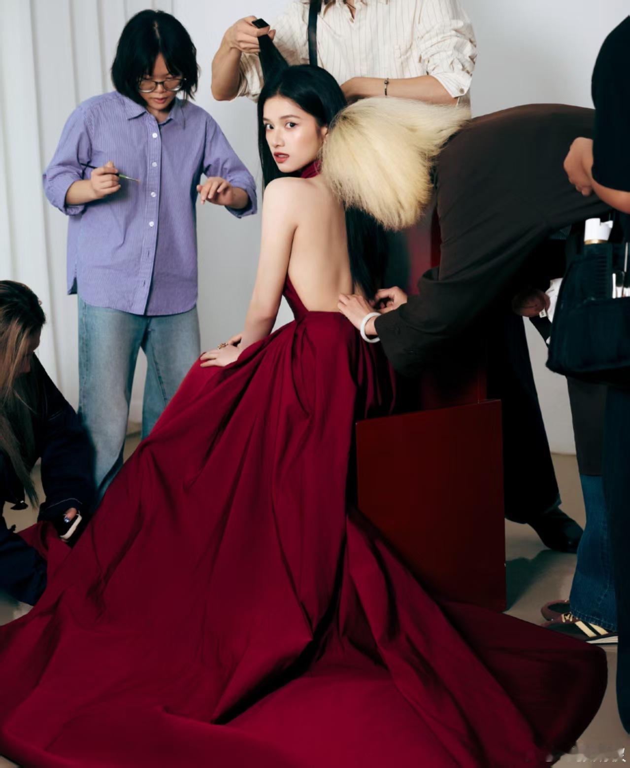 张婧仪红色露背裙张婧仪vogue盛典妆造张婧仪vogue盛典妆造，红色露背裙， 
