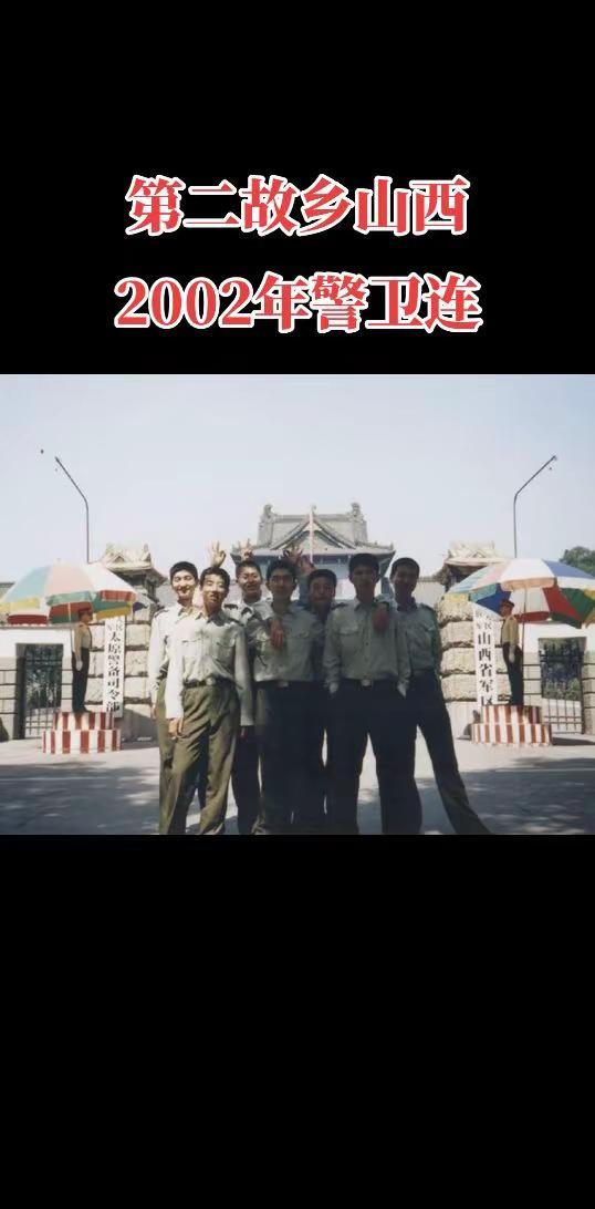 每个战士都会有一张在营门口拍的照片，无论岁月怎样变迁，但战士的心永远心系曾经生活