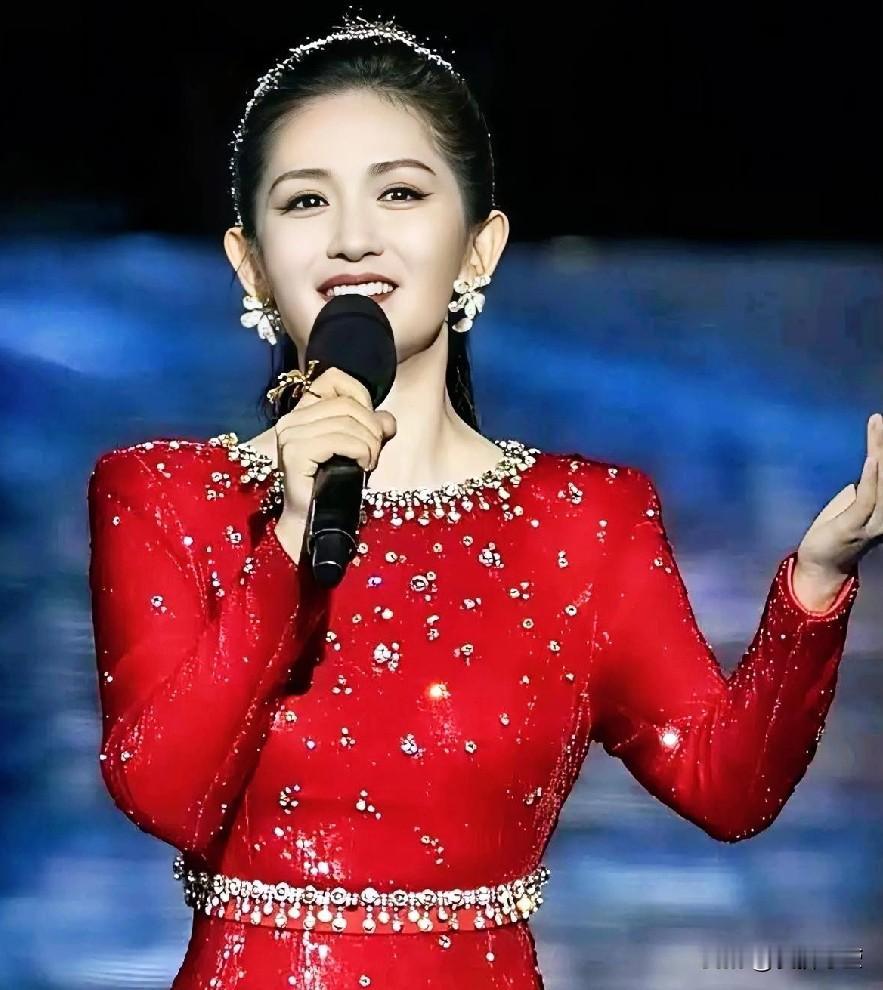 谢娜被骂疯了， 不是工作失误， 也不是主持太闹腾，而是因为她第一次主持央视秋晚，