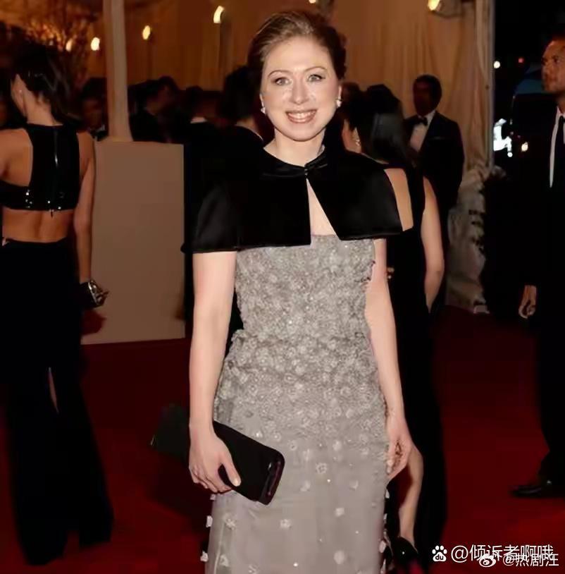 希拉里的女儿切尔西微微一笑挺淑女的，但她大笑就不好看，比起伊万卡她颜值逊色不少。