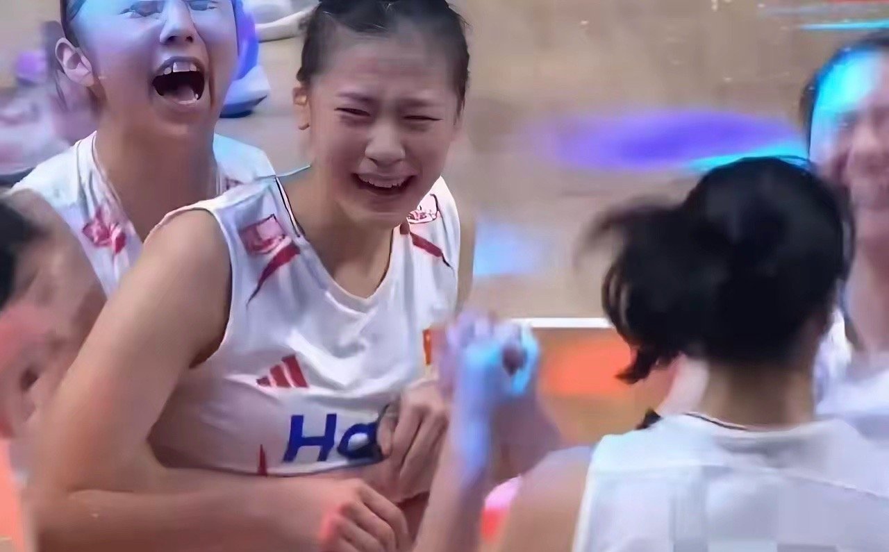 这一幕真是太感人了！在中国女排决胜局15:13绝杀战胜美国队的那一刻，赵勇指导激