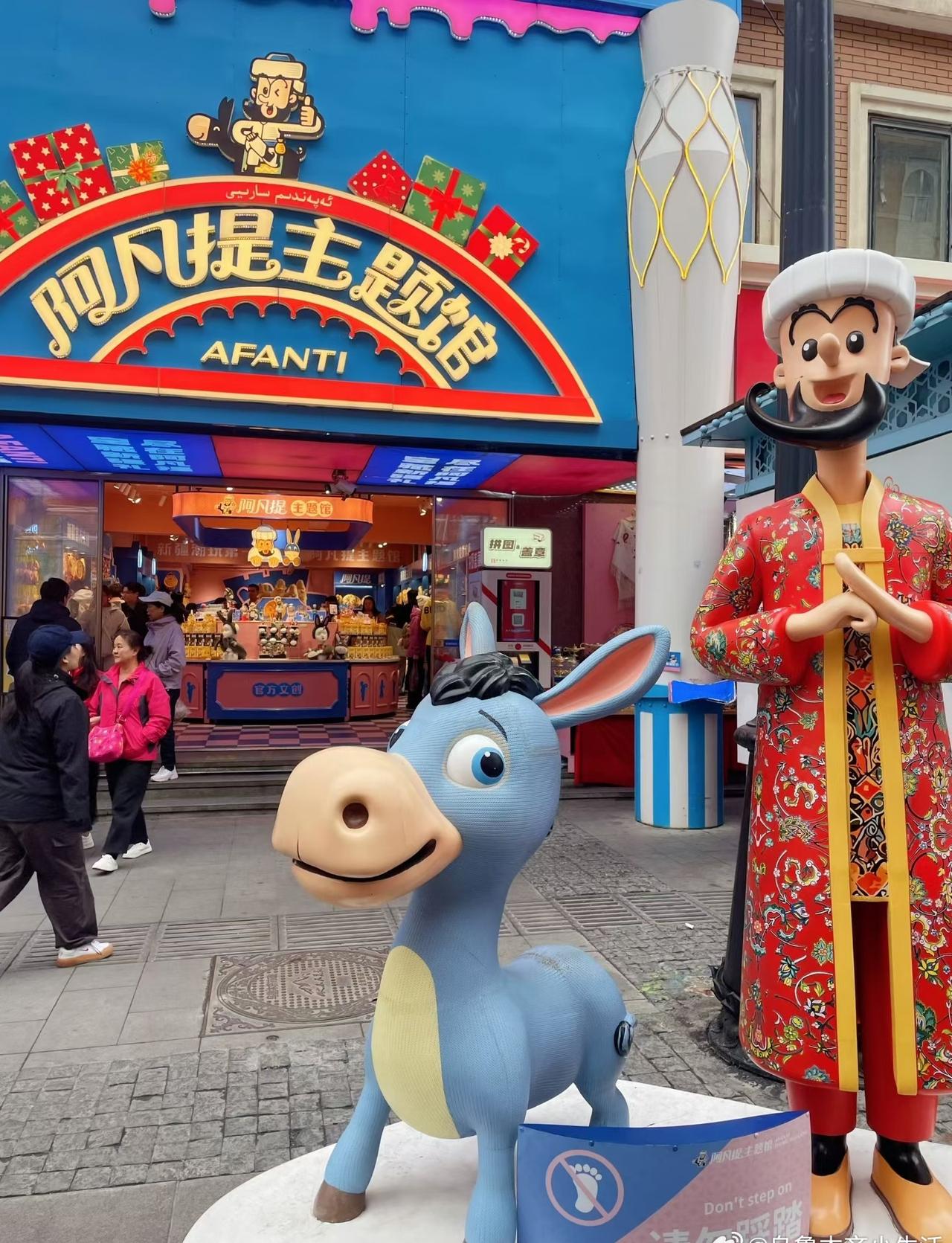 当月亮爬上屋檐，当灯笼挂上街头，中秋的圆与国庆的红，撞出一整个秋天的热闹。