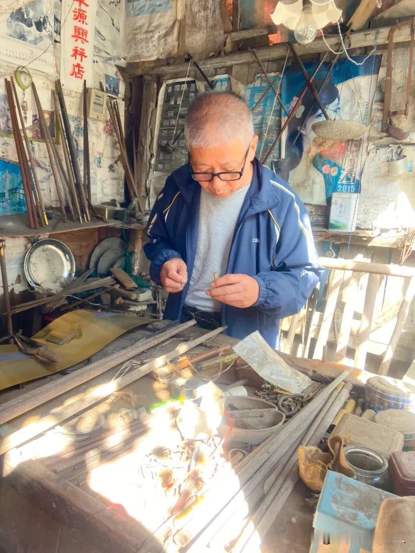 #随手记录秋日生活#
在扬州邵伯古镇的老街上，有一家传了四代人的章源兴称店，在这