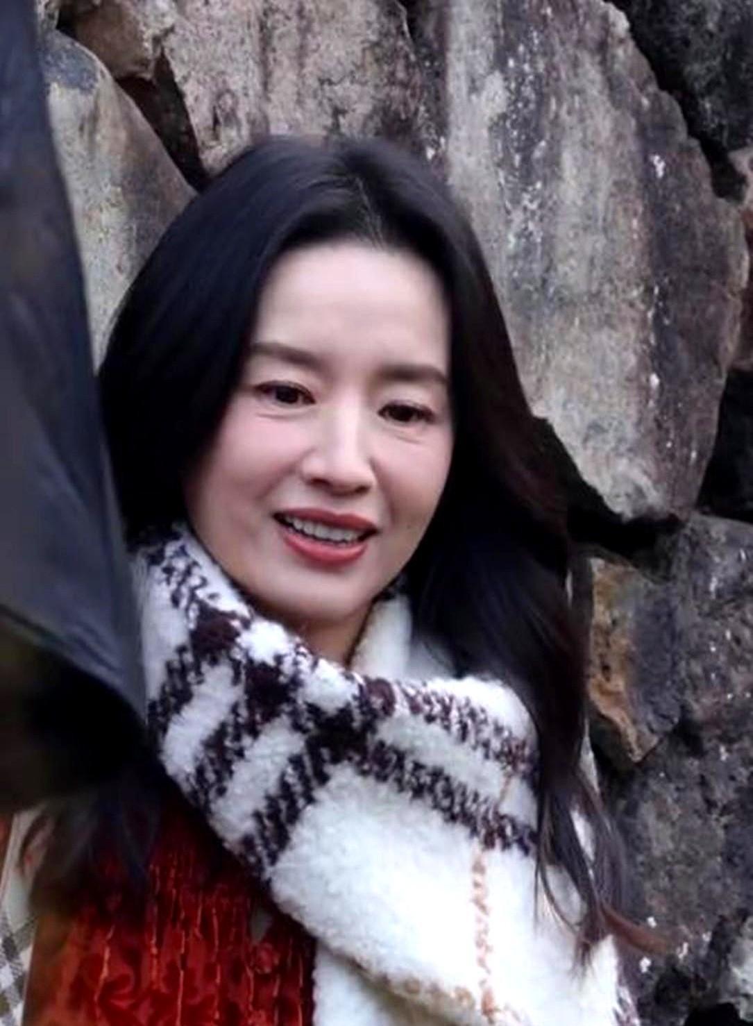 【别再惋惜董洁的“花期”——45岁单亲妈妈的3个细节，打了多少人的脸？
】  