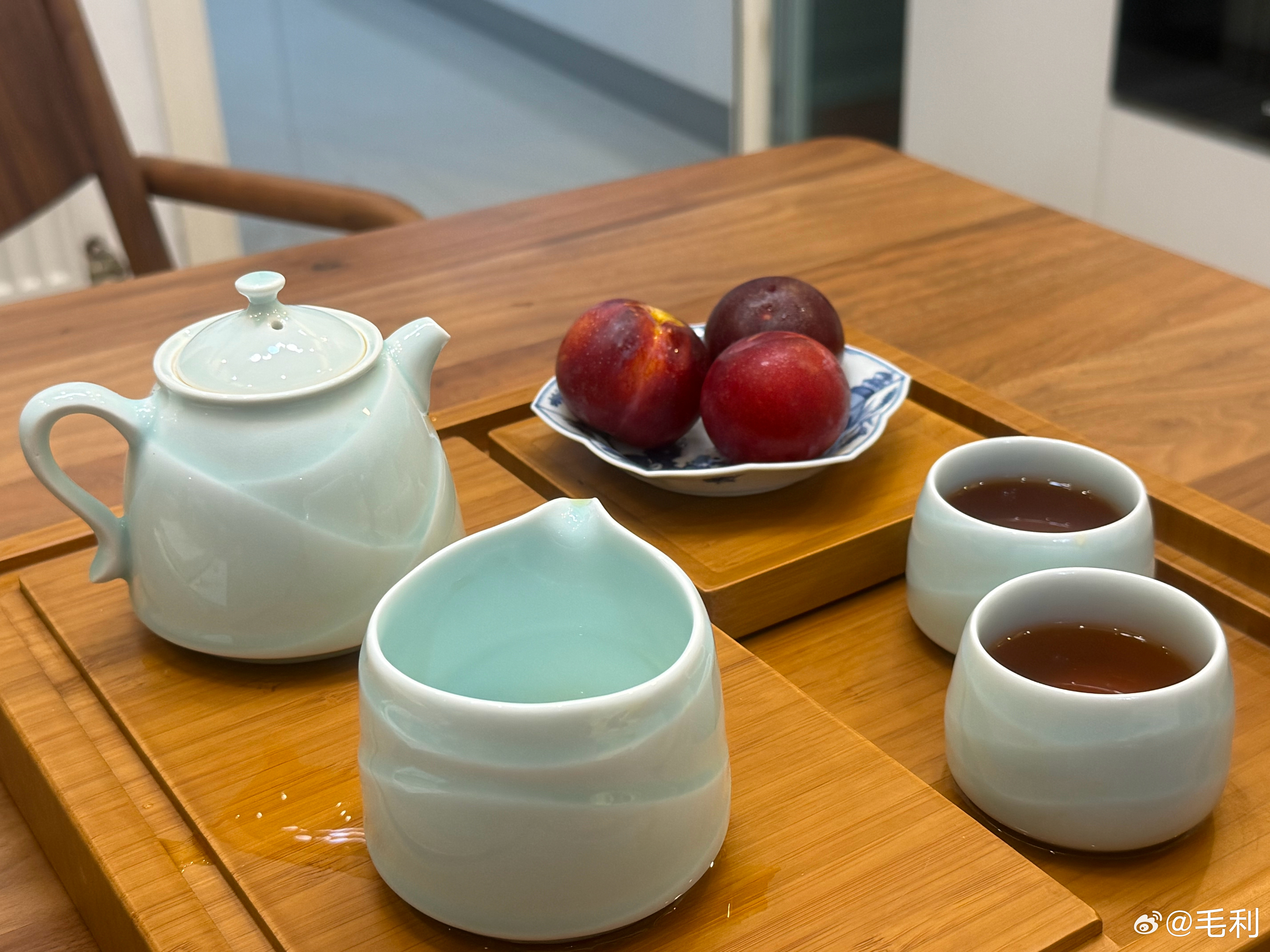 邀请小陈喝茶我准备了一点李子，一点瓜子他准备了四盒小海鲜…有点猖狂了