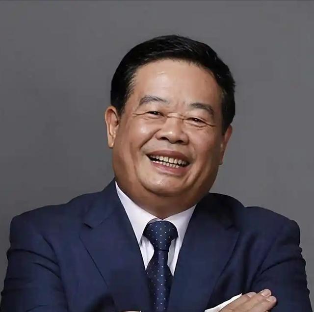 2013年，美国代顿市，曹德旺要买一个废弃工厂。犹太房东开价2800万美元，手下