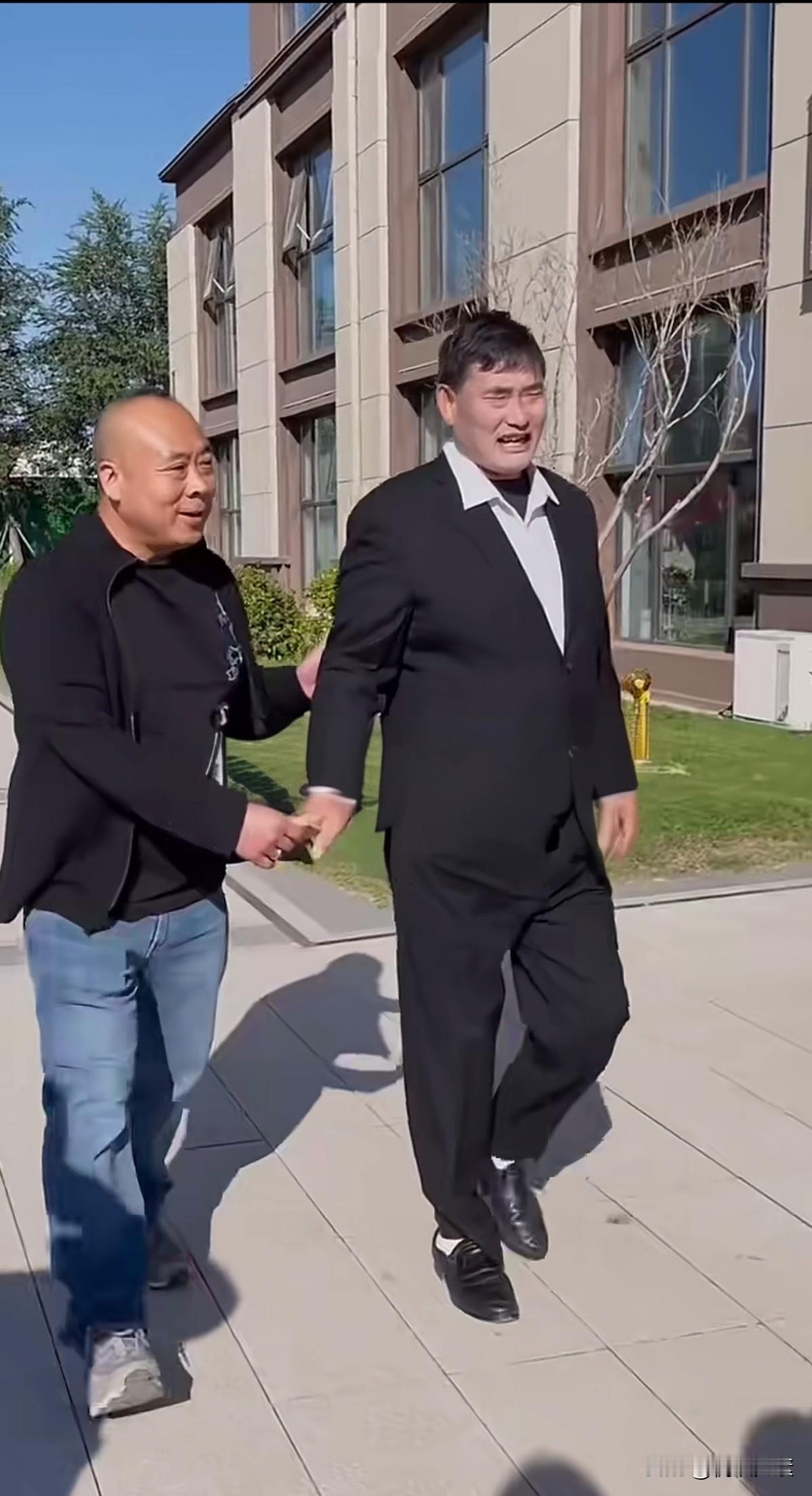 大衣哥没飘，大衣嫂也没飘，
两家人一看都是老实本分，
真是门当户对，相亲相爱。