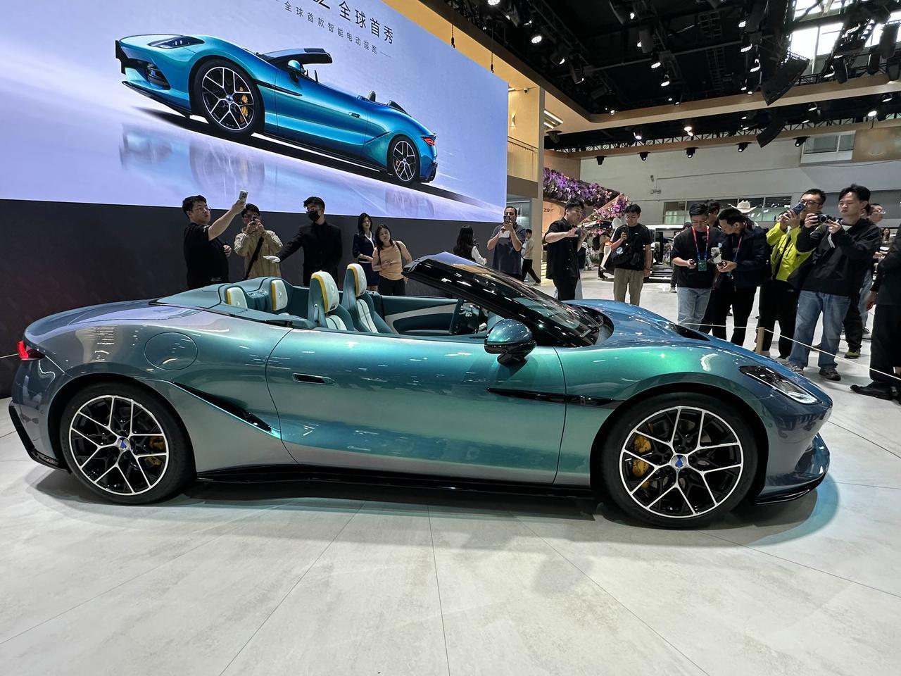 看看 腾势Z敞篷版，四座，翡冷翠配色，全球首款智能电动超跑，这得卖多少钱啊？国内