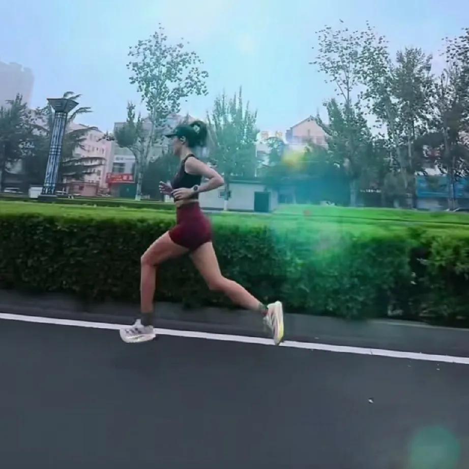 《跑者》
耳畔清爽的风带走昨日的负累
飞快的脚步踏出当下热血的畅快
只想着奔跑，