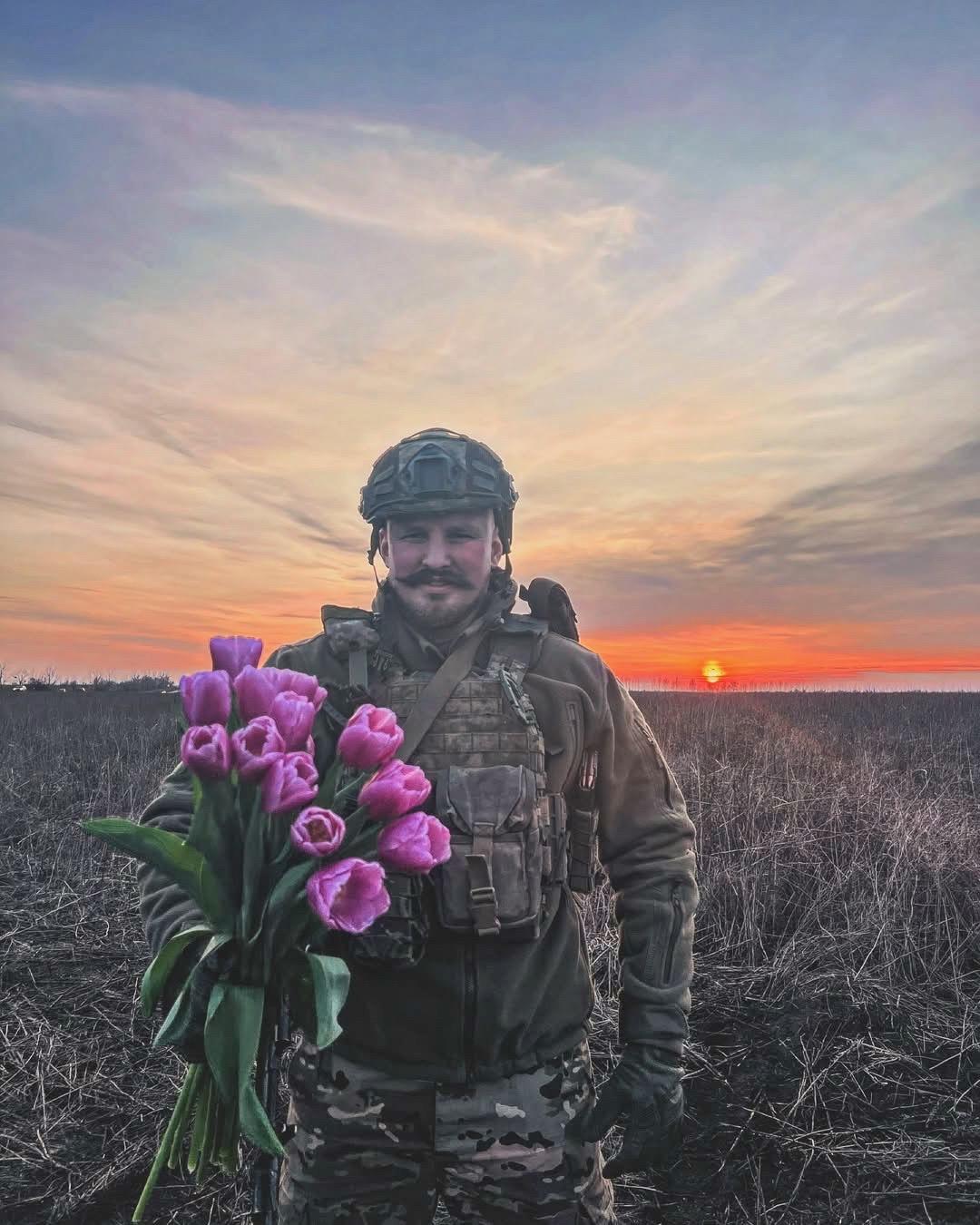 荒原烧落日 甲胄裹花香 他想回家