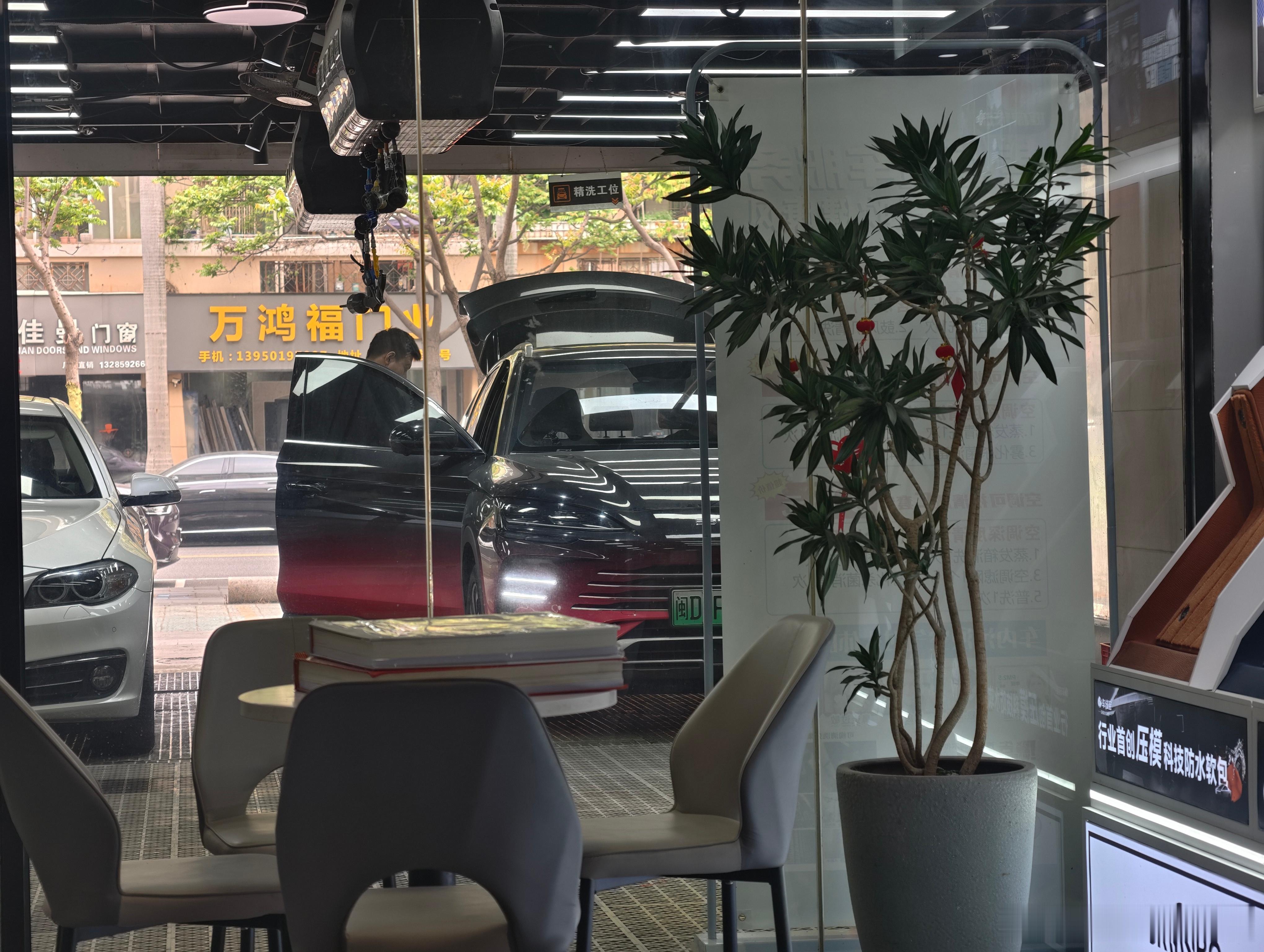 比亚迪先简单洗个车拍组照片，还得等登记证到了后才能过户撕膜，这个配色先卖看看了，