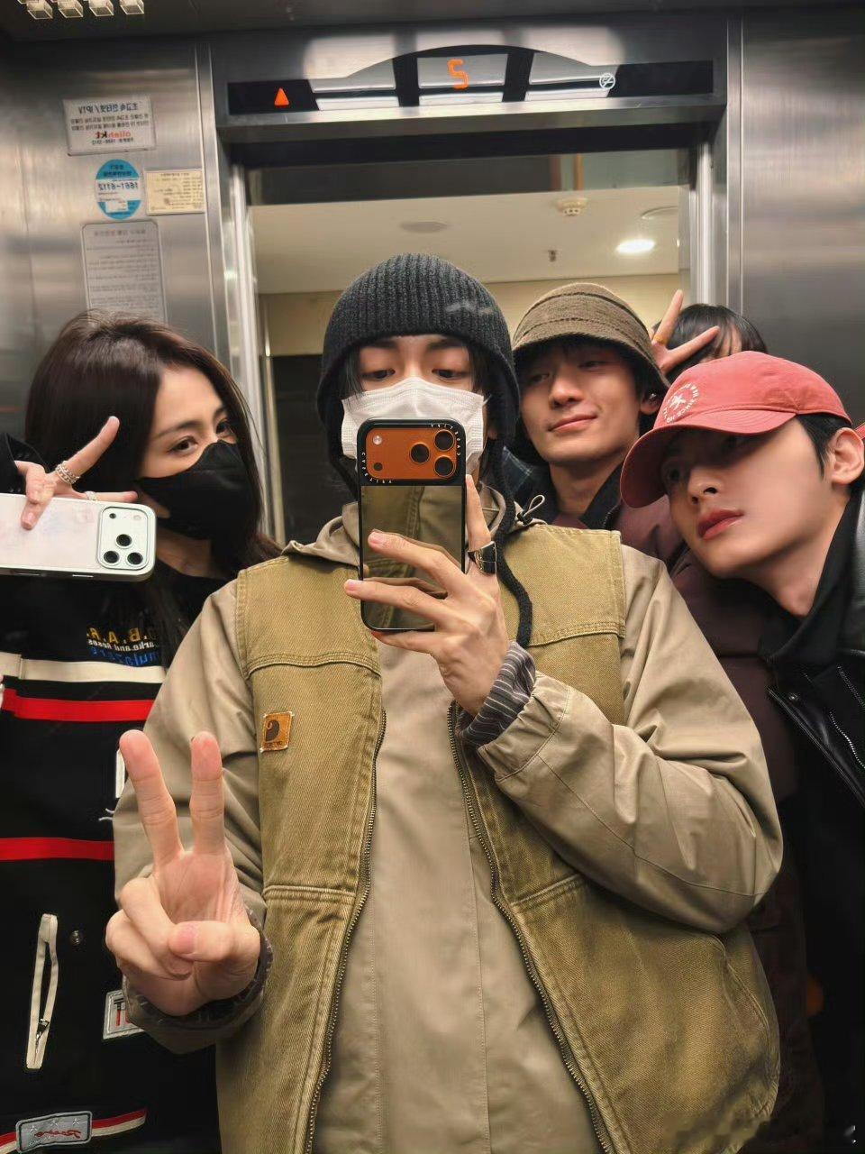 白鹿曾舜晞梁永棋陈鹤一团建合照 几个人还拍了人生四格，友谊长存 