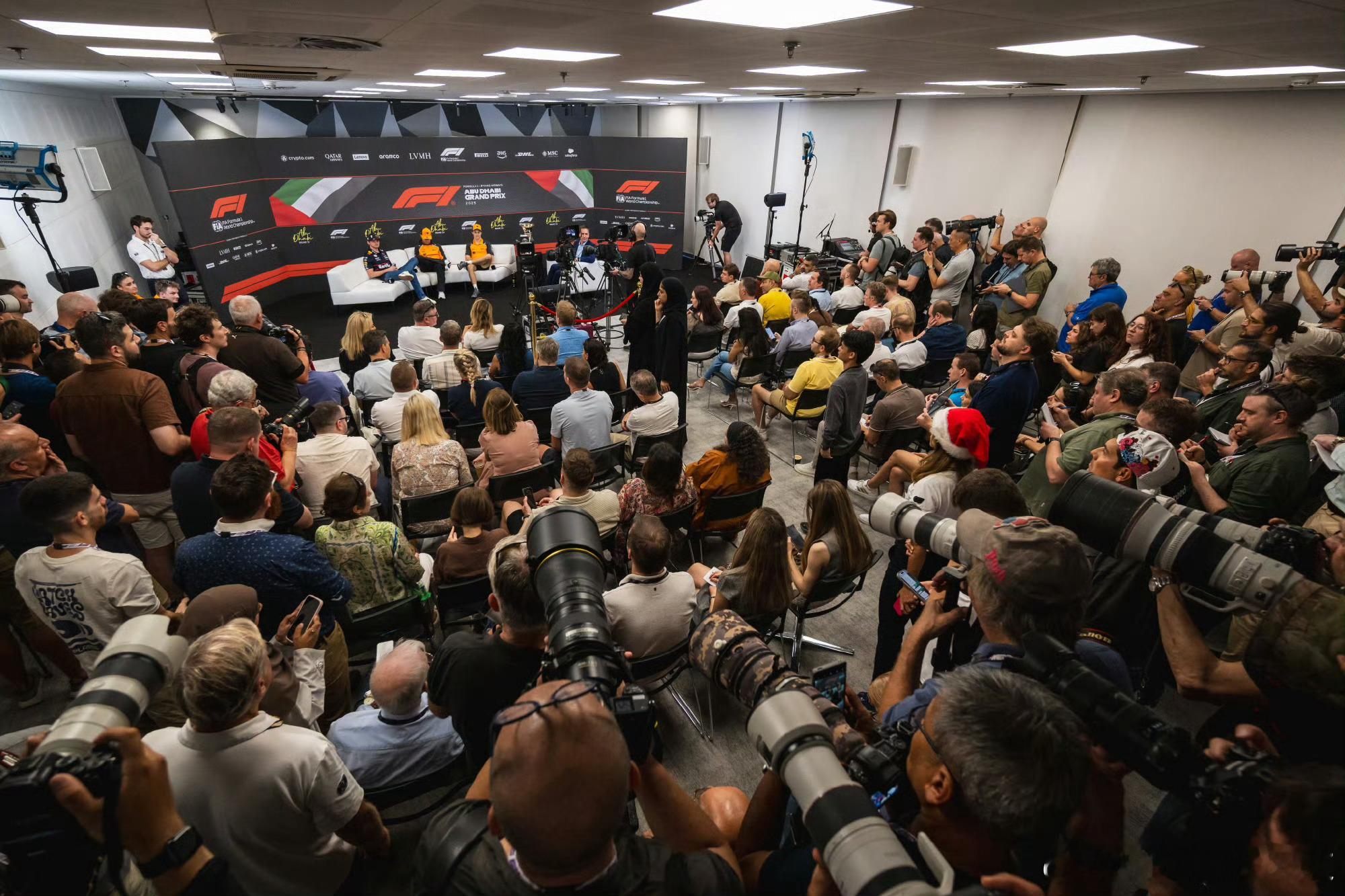 2025F1阿布扎比大奖赛可见今年最后一站大奖赛的关注度有多高冠军之争，自由集团