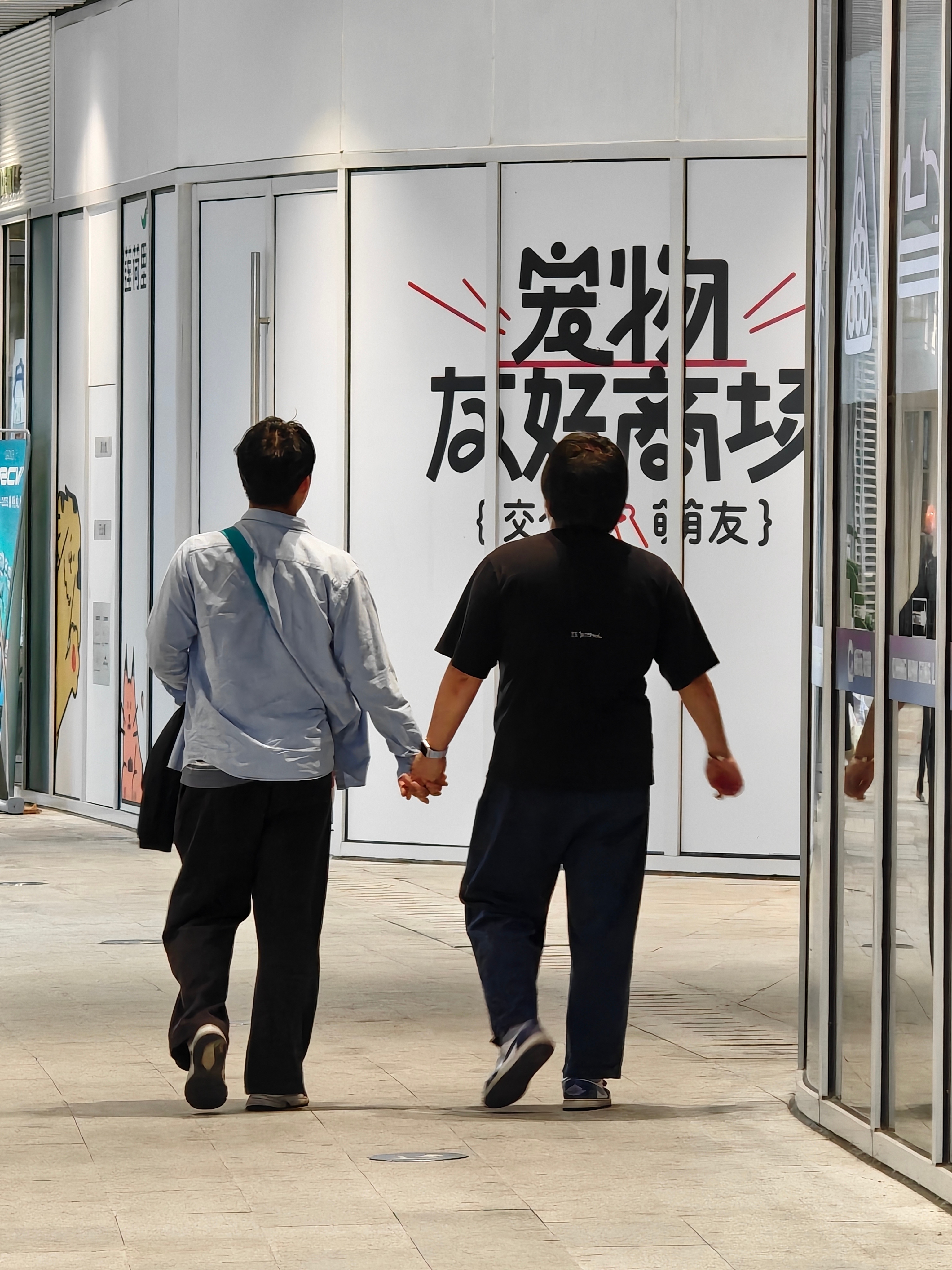 这是一对男女朋友，能猜到谁是女朋友么？我只是单纯好奇，这哥们下的去嘴么[呵呵][