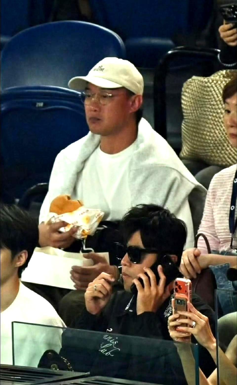 周杰伦写歌送陈奕迅，歌名竟叫《淘汰》。
 
颁奖礼后台，周杰伦拦住陈奕迅，说要送