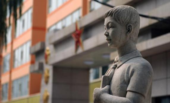 14岁救火牺牲的少年，30多年后雕像被搬离县城中心，课本里再也翻不到他的故事。