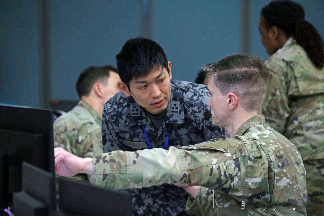 ⚔️🇯🇵🇺🇸🇦🇺 日本自卫队与美国和澳大利亚举行了联合指挥所演习。