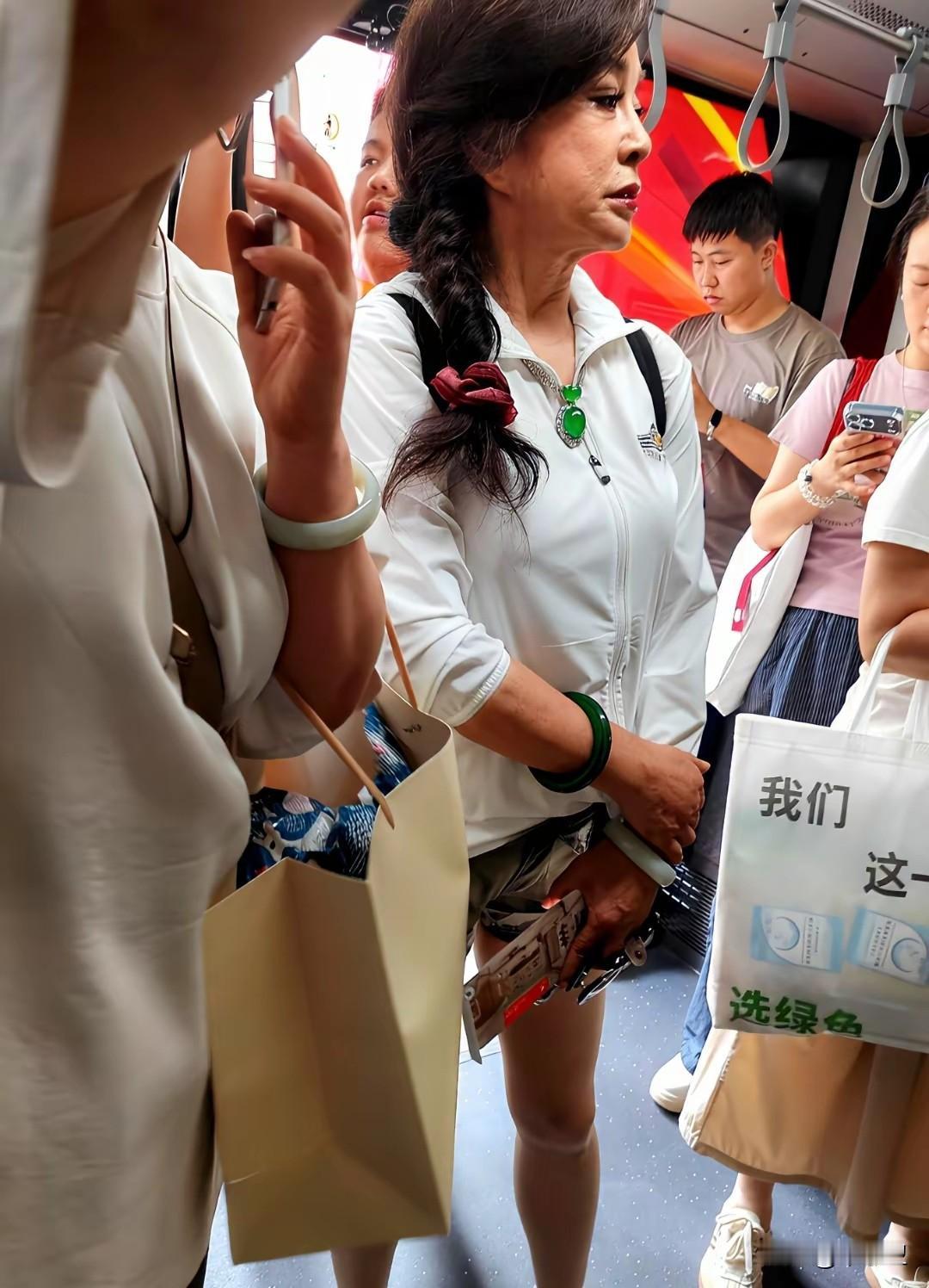 网友说：刘啥庆这个岁数了，这通疯癫嘚瑟，无非就是要告诉观众：我和你们不一样！我是