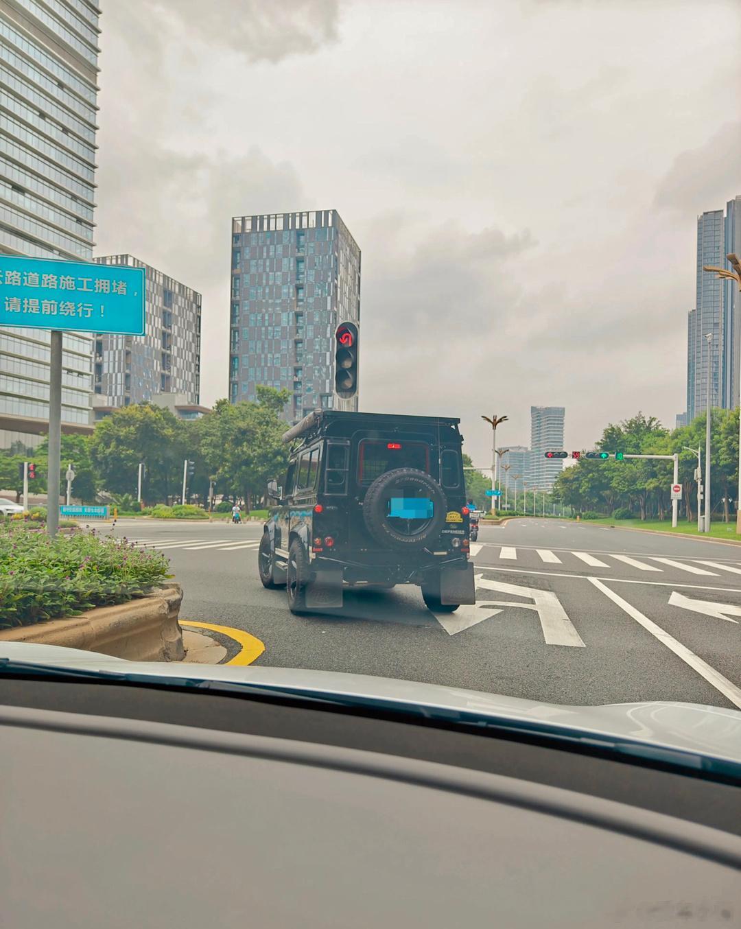 第一次见这么大的路虎车，有认识是什么型号的吗？ ​​​