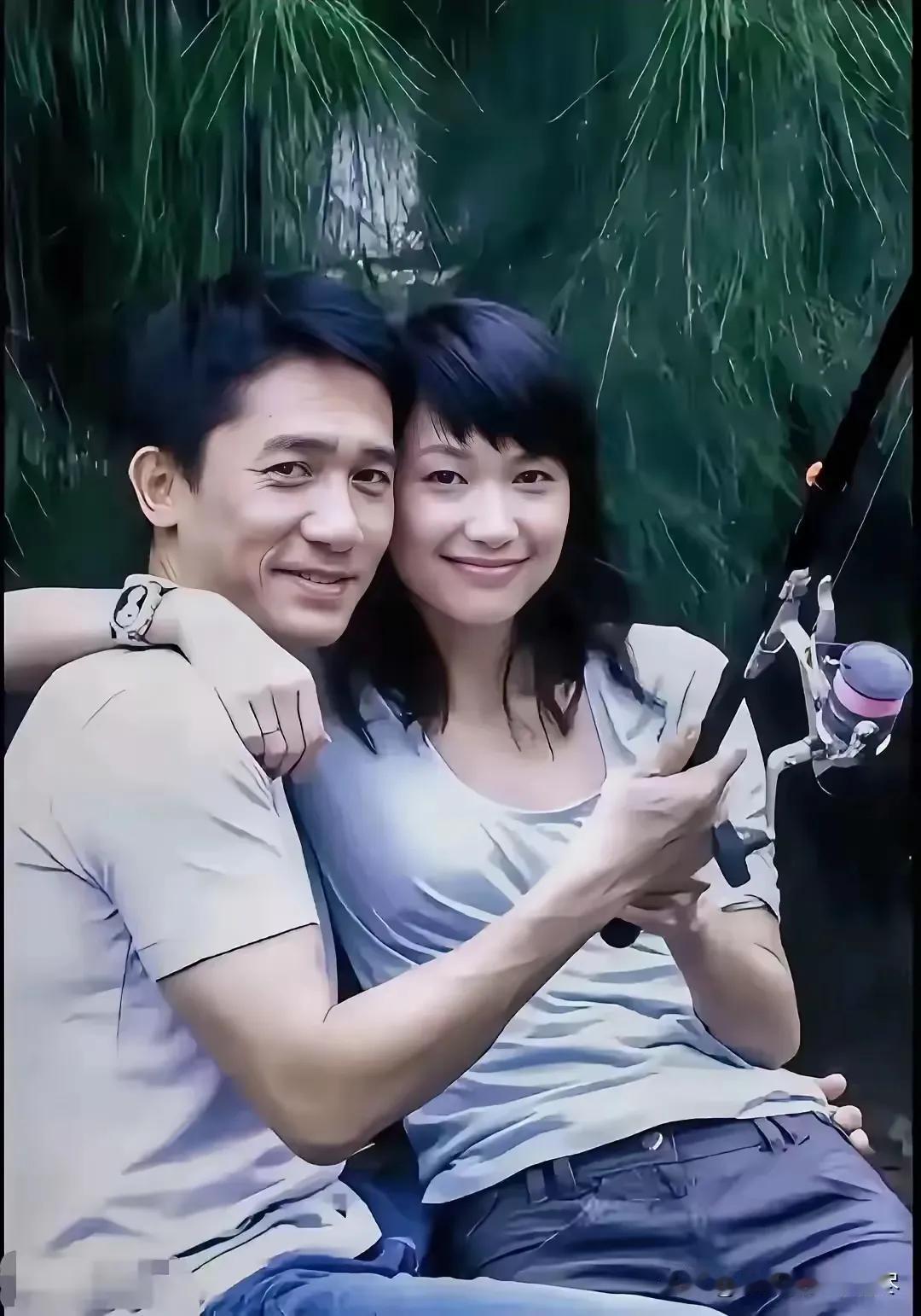这个男子越看越有点像梁朝伟呢，如果真是他，也不知道这张照片拍摄于何年何月何地，细