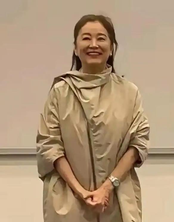 71岁的林青霞光彩照人，很大程度就在于她不过度消耗自己。她能成为演艺界传奇，不仅