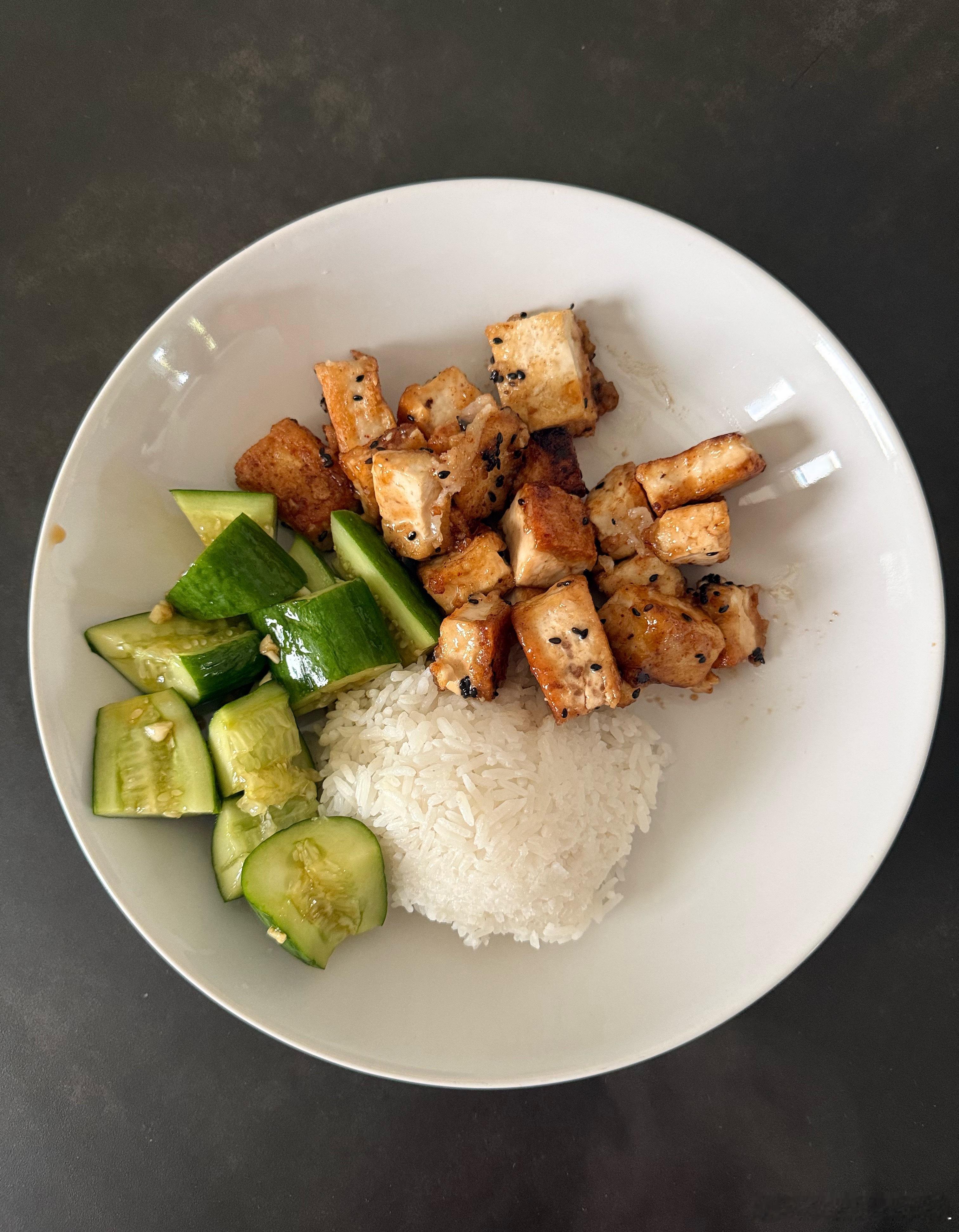 薇薇的午饭： 照烧豆腐+黄瓜+米饭菜单：豆腐控干水分，加入红椒粉+蒜粉+盐+胡椒