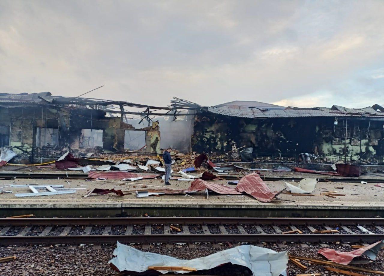 俄羅斯襲擊了蘇梅州和哈爾科夫州的鐵路基礎設施。
在蘇梅州，烏克蘭鐵路公司的車輛段