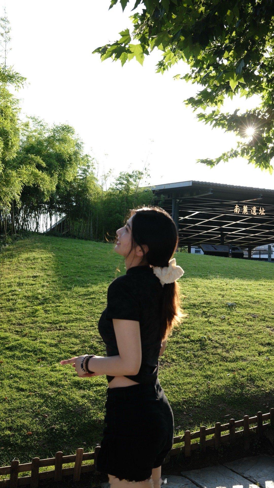 像一阵风从春天吹到夏天感受到它的流动，缓慢地、确切地渐行渐远 ​​​