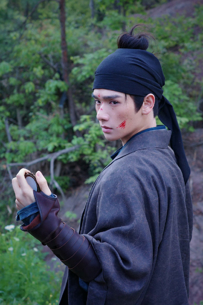 高卿尘满地下线高卿尘逐玉下线 满地就这样匆匆下线了，作为杀猪小队最小的弟弟，满心