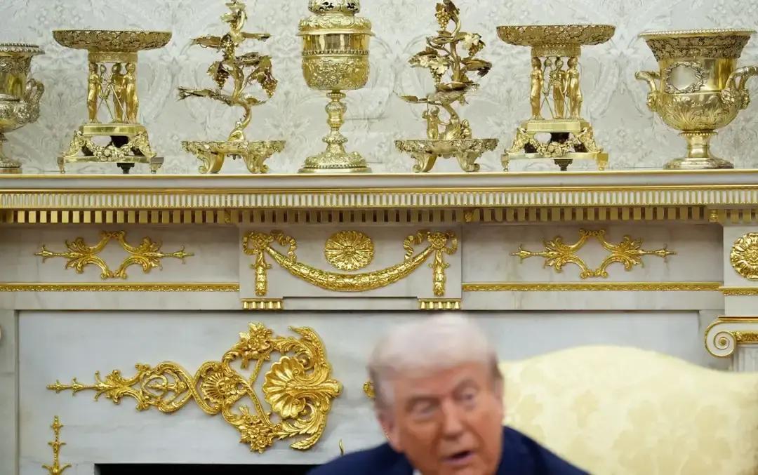 果不其然！
 
美国政坛那头又热闹起来了。民主党跟共和党两帮人，最近又掐上了，这